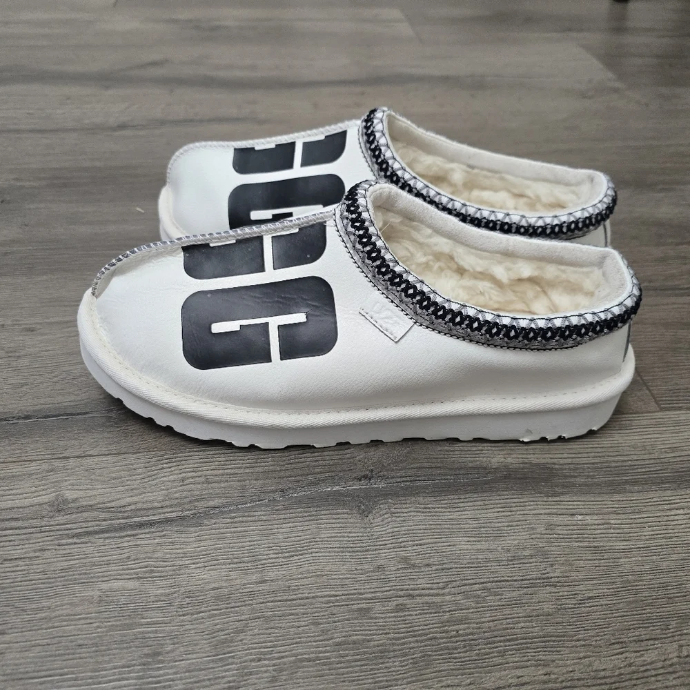 UGG Tasman Chopd Logo Leather White Black Mens Slip On Streetwear Preppy